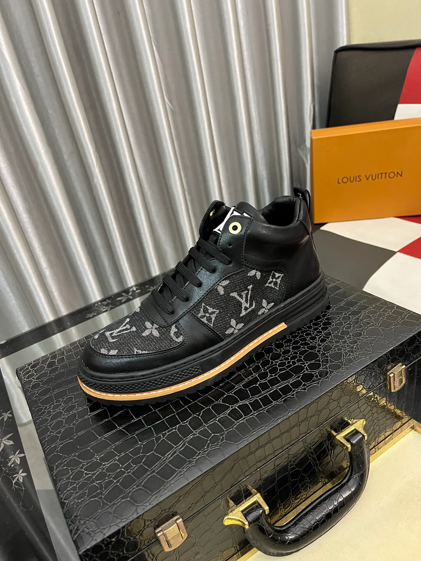 Ex-factory price: 420⌚️⌚️《Louis vuitton/LV Louis Vuitton》original quality.~ Unique modern style sneakers. 🏃A must-have casual shoe for trendy men😍😍 Original brand imported from Italy, imported original leather, cowhide lining (refuses to discolor and grind feet) sole: original sole provided by the original factory, French lazy style design ⚠️Fit to the feet, original quality, super comfortable original sole. Code number: 38-442️⃣Colors available